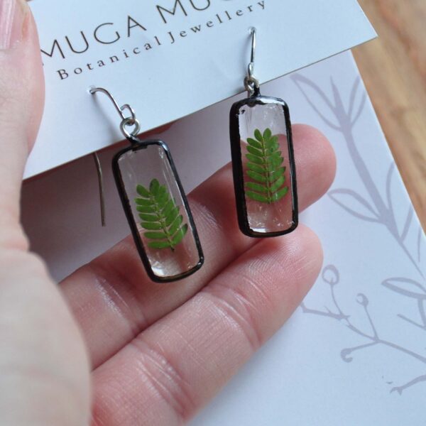 Small rectangle dangle with thorn leaf
