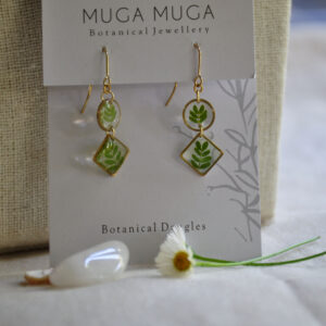 Linked thorn leaf dangles