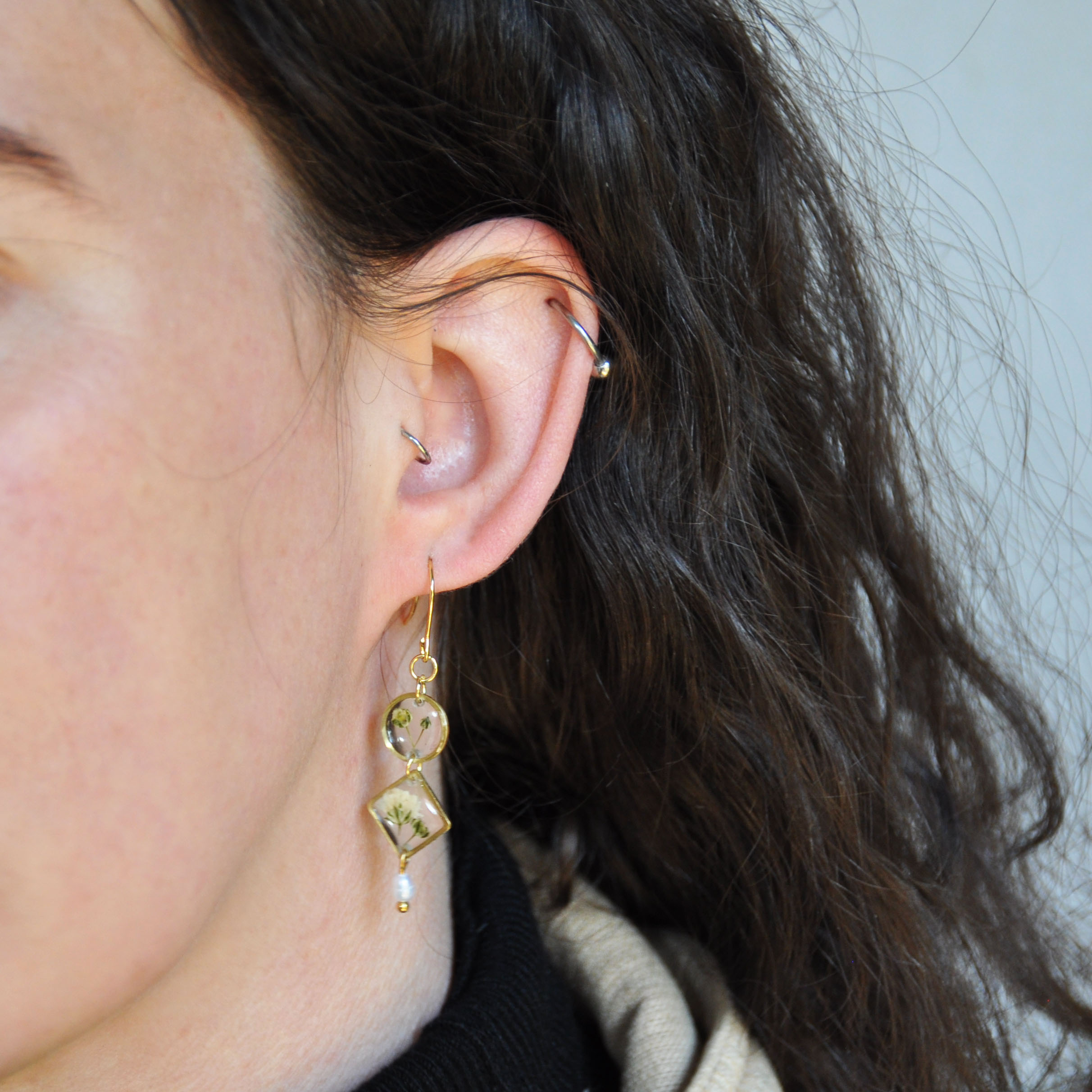 Linked baby's breath dangles with pearls - Image 3